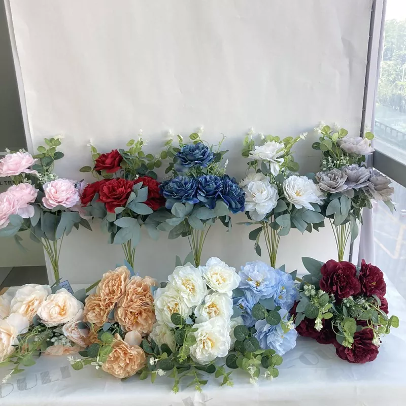 ယူဒီလီစတန်သည် Peony Boquet အတုကိုချန်ထားခဲ့သည်